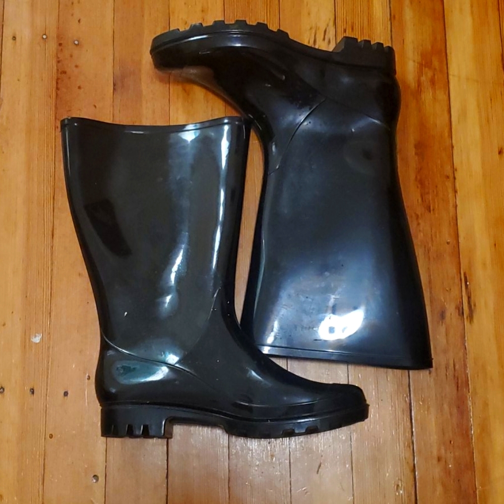 Calf-high rain boots